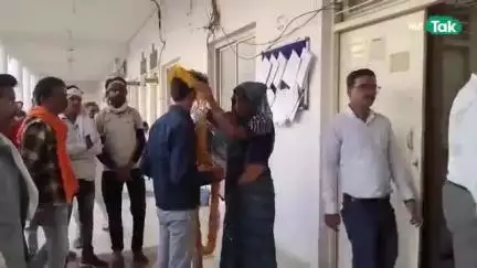गुना - प्रेम प्रसंग का मामला।

कोर्ट मैरिज करने आये युगल के साथ परिजनों ने कोर्ट परिशर् मे की मारपीट।
मच गया हड़कंप !