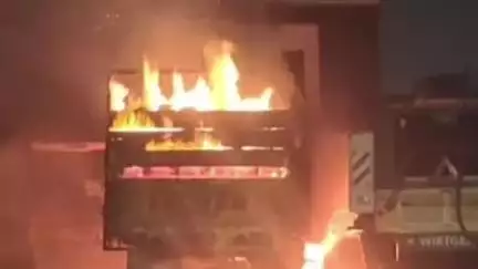 करनाल: हांसी रोड पर बहादुर चंद कॉलोनी में खड़े ट्रक में लगी अचानक आग, मौके पर पहुंची पुलिस और फायर ब्रिगेड