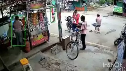 रायपुर: राजधानी के हीरापुर में बेलगाम अपराध, ड्रग्स माफिया का आतंक, बीच सड़क पर भिड़े बदमाश, लोग दहशत में