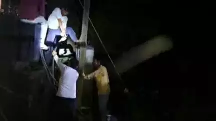 अकबरपुर: पाथामाई गली में ट्रांसफार्मर जलने से 40 घंटे से अधिक बत्ती गुल, भीषण गर्मी में लोग बेहाल