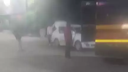 पोलीस व्हॅन आणि खाजगी गाडीचा व्हिडिओ व्हायरल; सोलापूर हायवेवर नेमकं काय घडलं
