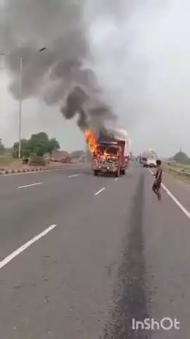 एटा: नगला माची के पास नेशनल हाईवे पर आईसर कैंटर में लगी आग, मचा हड़कंप