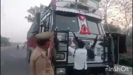 मिल एरिया के अयोध्या रायबरेली मार्ग पर सड़क किनारे खड़े वाहनों के खिलाफ यातायात प्रभारी ने चलाया चेकिंग अभियान