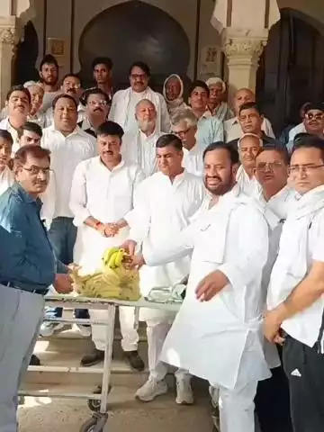 अलवर: पूर्व मंत्री जितेंद्र सिंह के जन्मदिन पर जिला कांग्रेस कमेटी ने जिला अस्पताल में मरीजों को किया फल वितरण