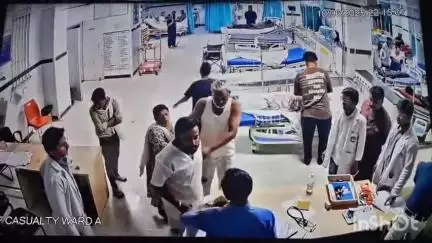 विदिशा नगर: विदिशा मेडिकल कॉलेज में मरीज के अटेंडर ने डॉक्टर से की मारपीट, सीसीटीवी में कैद हुई घटना