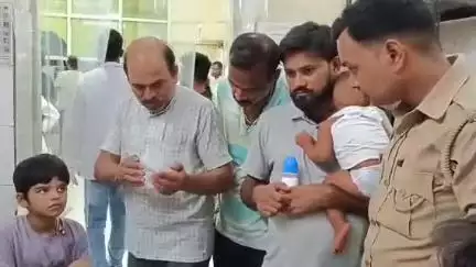 सीतापुर: बिसवा में कूड़े के ढेर में मिला मासूम बच्चा, चाइल्ड केयर सेंटर में हो रही देखभाल