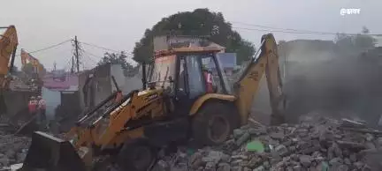 खंडवा नगर: शक्कर तालाब क्षेत्र में 15 जेसीबी से 100 से अधिक मकानों पर चला पंजा, सुबह 4 बजे से कार्यवाही शुरू