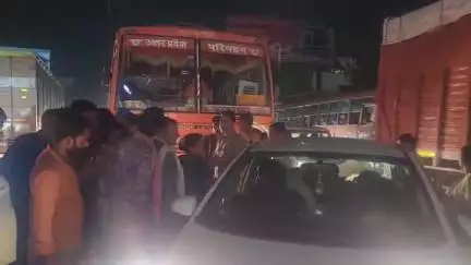 एटा: रोडवेज बस ने कार में मारी टक्कर, बस स्टैंड के पास कार सवारों के बीच आधा घंटे तक जमकर हुई कहासुनी, कार हुई क्षतिग्रस्त