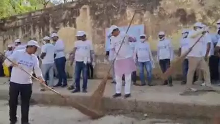 झुंझुनू: वंदे गंगा जल संरक्षण अभियान के तहत नगर परिषद के अधिकारी और BJP कार्यकर्ताओं ने झुंझुनू में श्रमदान किया