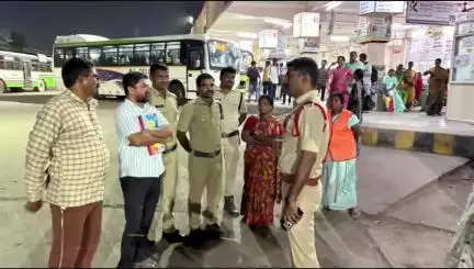 అనుమానిత వ్యక్తులు కనిపిస్తే పోలీసులకు తెలపండి: HNK సీఐ బస్టాండ్లో ఆకస్మిక తనిఖీ