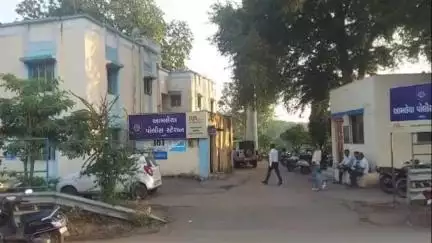 નાંદોદ: ધારીખેડા ગામે હાઇવે રોડ ની નજીક આવેલ ઘરની પાછળ ખુલ્લી જગ્યામાં થી 1,17,670 ના મુદ્દા માલ સાથે જુગાર ઝડપી પાડતી આમલેથા પો