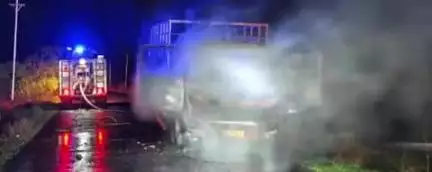 रत्नागिरी: सैतवडे- खंडाळा  मार्गावरील जांभारी फाटा नजीक चालता ट्रक पेटला, मध्यरात्रीची घटना