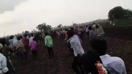 ఎమ్మిగనూరు: ఎమ్మిగనూరు : వెంకటగిరిలో ఏరువాక పౌర్ణమి వేడుకలు సందర్భంగా యువకులకు, పారువేట పరుగు పందాలు...