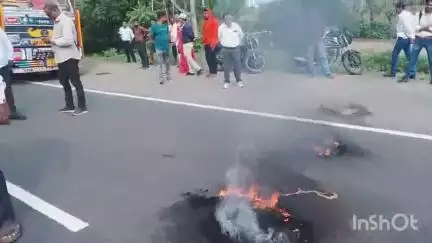 अमरावती: अमरावती नागपूर रोड नांदगाव  टोलनाक्यावर प्रहार पक्षाच्या कार्यकर्त्याचे चक्काजाम आंदोलन रस्त्यावर टायर पेटवली ट्राफिक जा