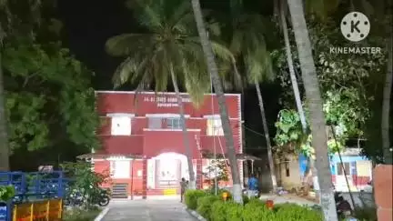 ஆம்பூர்: உமராபாத் காவல் நிலையத்தில் குடும்ப தகராறு காரணமாக தென்னை மரத்தில் ஏறி தற்கொலை முயற்சி விடுத்த கணவரால் பரபரப்பு