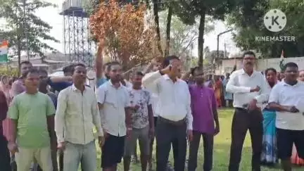 সোণাৰি: টিয়কত চাহ শ্ৰমিকৰ উত্তাল প্ৰতিবাদ, শ শ প্ৰতিবাদ কাৰীয়ে প্ৰতিবাদ সাব্যস্ত কৰি ঘেৰাও কৰিলে বাগিচাৰ কাৰ্যালয়
