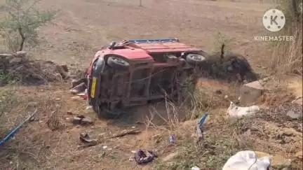 बटियागढ़: नीमन तिराहे पर ट्रक की टक्कर से छोटा हाथी पलटा, 5 लोग घायल, बटियागढ़ अस्पताल में भर्ती