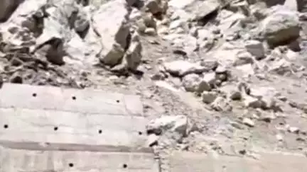 हंगरंग: किन्नौर के हाँगरंग घाटी में गुजरने वाले NH-5 पर गिर रहे पत्थर, वाहन चालक बरतें ऐतिहात -जिप्र