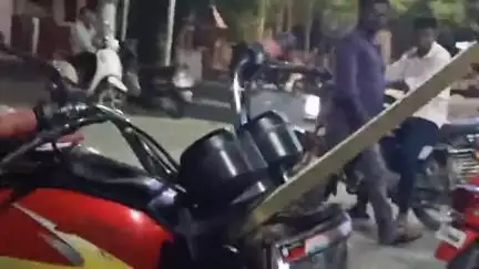 ద్విచక్ర వాహనంలో పాము హల్చల్ ద్విచక్ర వాహనదారుడు కి తృటిలో తప్పిన ప్రమాదం
