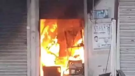 चांपा: चांपा के कुमार टीवी दुकान में लगी भीषण आग, दमकल की 2 गाड़ियों ने आग पर काबू पाया, लाखों का हुआ नुकसान