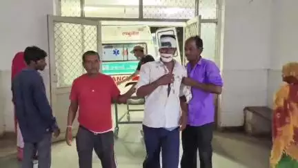 डूंगरपुर: जिले के डोलवर निचली गांव में बुधवार रात 11 बजे एक सवार युवक सड़क पर बैठी भेस से टकराकर गंभीर रूप से घायल