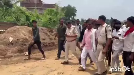 जमुई: थेगुआ में गर्भवती बहु की हत्या कर जलाने के मामले में पुलिस ने पूर्व मुखिया को हिरासत में लिया, अन्य आरोपित की तलाश जारी