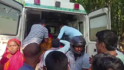 टाटीझरिया: NH-522 तेलियाबाट के पास अनियंत्रित टेंपो पेड़ से टकराई, 6 घायल, चालक को मशक्कत से निकाला गया