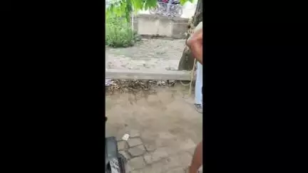কৃষ্ণনগর ১: কোতোয়ালি থানার অন্তর্গত মুক্তিনগর এলাকায় এক নাবালিকাকে উত্তপ্ত করার অভিযোগে এক যুবককে গাছে বেঁধে রাখল এলাকাবাসীরা