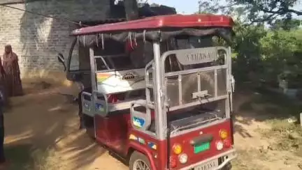 ফরিদপুর দুর্গাপুর: দুর্গাপুর পুরসভার চার নম্বর ওয়ার্ডের নতুন পল্লীতে একটি টোটো থেকে ব্যাটারি চুরিকে কেন্দ্র করে ঘটনাস্থলে উত্তেজনা