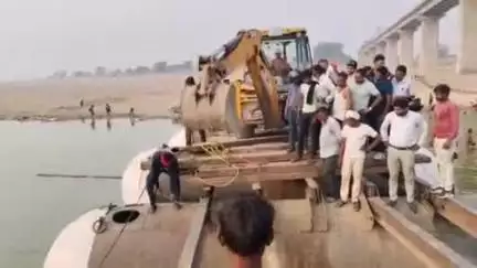 बाह: पिनाहट में ईंटों से भरा ट्रैक्टर गुजरने से पैंटून पुल टूटकर दो हिस्सों में बंटा