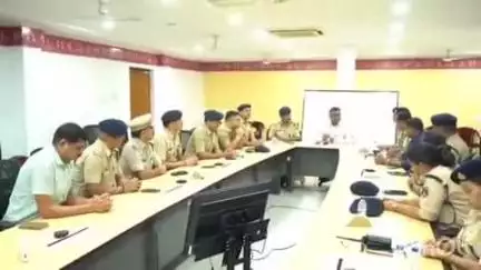 रायपुर: रायपुर C4 भवन में आईजी ने ली बैठक, पदोन्नत अधिकारियों के कंधे पर अशोक स्तंभ व स्टार लगाकर दी शुभकामनाएं