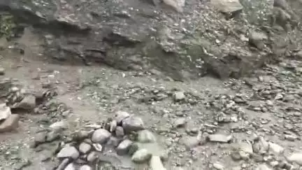 चमोली: आफत की बारिश से चमोली का कौंजपोथनी गांव फिर हुआ अलग-थलग, भारी बारिश में बह गई सड़क, लोगों में दहशत