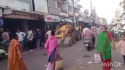 ધ્રાંગધ્રા: શહેરમાં પાલિકાએ દબાણ હટાવવાની કામગીરી પોલીસને સાથે રાખીને શરૂ કરાય