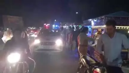 दतिया नगर: ट्रैफिक प्रभारी ने फल-सब्जी ठेला चालकों को सड़क से दूर रहने की दी हिदायत, महिला डॉक्टर की कार का काटा चालान