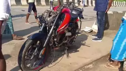 মদাৰতলিত দুচকীয়া বাহনে দলঙত প্ৰচণ্ড খুন্দা মৰাত থিতাতে নিহত দুই বাইক আৰোহী