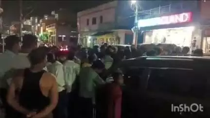 भोगनीपुर: बरसाती पुलिया के निकट बाइक और कार की टक्कर में बाइक सवार युवक घायल, मौके पर लगी लोगों की भीड़