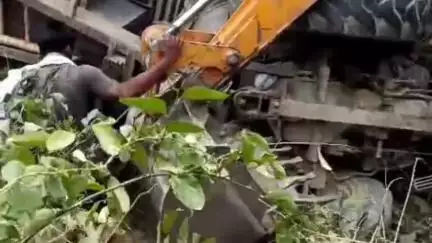 स्वार: मानपुर में गन्ना तोल सेंटर के पास भूसे से भरी ट्रैक्टर ट्रॉली पलटी, ट्रॉली पर सवार 3 लोग दबे