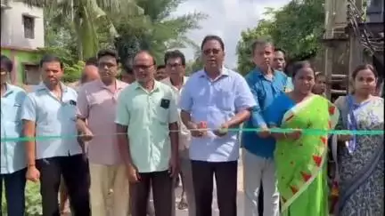 কাঁথি ৩: শিল্লিবাড়ি রেল স্টেশন থেকে কুমিরদা গ্ৰাম পঞ্চায়েত পর্যন্ত আজ একটি ঢালাই রাস্তা নির্মাণের সূচনা করেন সভাপতি
