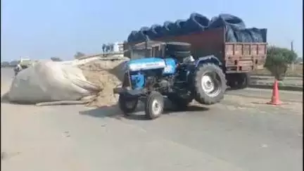 शिवसागर: शिवसागर थाना क्षेत्र के बम्होर गाँव के समीप एनएच-2 पर भूसा लदा अनियंत्रित ट्रैक्टर पलटा, 1 की मौत और 3 घायल
