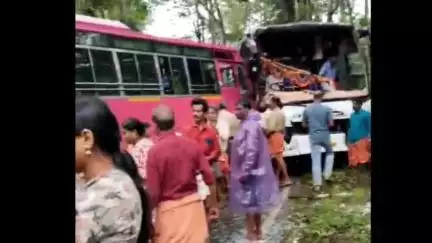 മാനന്തവാടി: കാട്ടിക്കുളം തിരുനെല്ലി റോഡിൽ ടൂറിസ്റ്റ് ബസ്സും സ്വകാര്യ ബസ്സും  തമ്മിൽ കൂട്ടിയിടിച്ച് നിരവധി യാത്രക്കാർക്ക് പരിക്ക്