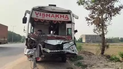 भरथना: बकेवर सराय निरोत्तम गांव के सामने NH19 पर स्लीपर बस आगे चल रहे ट्रक में घुसी, सात गंभीर व अन्य मामूली घायल