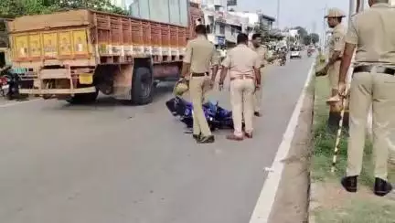 ಮಳವಳ್ಳಿ: ಪಟ್ಟಣದಲ್ಲಿ ಪಾದಚಾರಿಗೆ ಡಿಕ್ಕಿ ಹೊಡೆದು ಅಪಘಾತಕ್ಕೀಡಾದ ಬೈಕ್ ಪಾದಚಾರಿ ಸವಾರ ಇಬ್ಬರಿಗೂ ತೀವ್ರ ಗಾಯ
