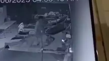 एटा: मेडिकल कॉलेज के बाढ़ में भर्ती महिला ने दूसरी महिला के उड़े जेवर की घटना CCTV कैमरे में कैद, वीडियो आया सामने