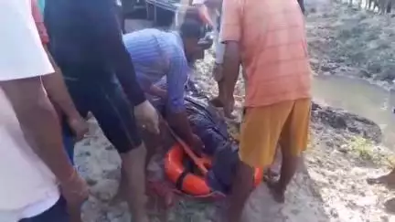 টেঙাখাত: পানধোৱাত বুঢ়ীদিহিং নৈৰ বুকুত সন্ধানহীন যুৱকৰ মৃতদেহ উদ্ধাৰ, এছডিআৰএফ বাহিনীয়ে উদ্ধাৰ কৰে মৃতদেহটো