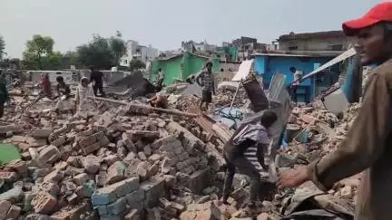 खंडवा नगर: खंडवा नगर निगम की अतिक्रमण हटाने की कार्रवाई, मलबे में सामान ढूंढते लोग
