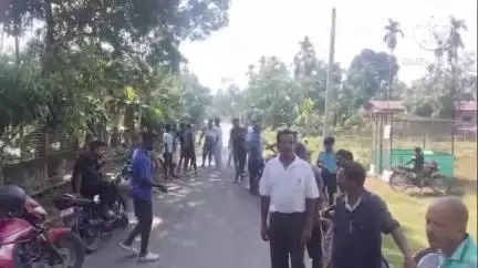 মাৰ্ঘেৰিটা: ডিগবৈ পানবাৰীত গৰু চুৰি কৰি নিয়া অৱস্থাত বাহনসহ আটক এজনক, ক্ষোভিত ৰাইজে জ্বলাই দিয়ে গৰু কঢ়িয়াই নিয়া বাহন