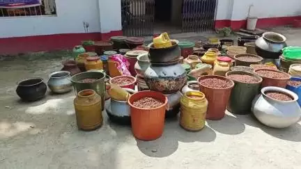 जशपुर: गढ़ाटोली और डीपाटोली में जशपुर पुलिस ने अवैध महुआ शराब पर की कार्रवाई, 1000 क्विंटल महुआ और 150 लीटर शराब जब्त