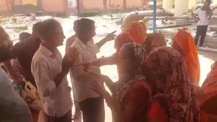 बीकानेर: पानी की किल्लत के चलते खेतेश्वर बस्ती के निवासियों ने लक्ष्मीनाथ पानी टंकी पर किया प्रदर्शन
