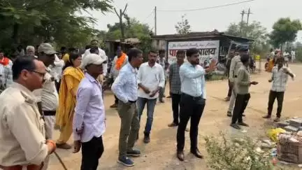 पामगढ़: सेमरिया गांव में शासकीय भूमि पर अतिक्रमण, 10 से ज्यादा निर्माणाधीन मकानों और दुकानों पर चला बुलडोजर