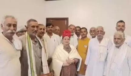 महेंद्रगढ़: गाव खातोदडा के ग्रामीणों के प्रतिनिधिमंडल ने स्वास्थ्य मंत्री आरती राव से मुलाकात कर पीएचसी के मुद्दे पर ज्ञापन सौंपा